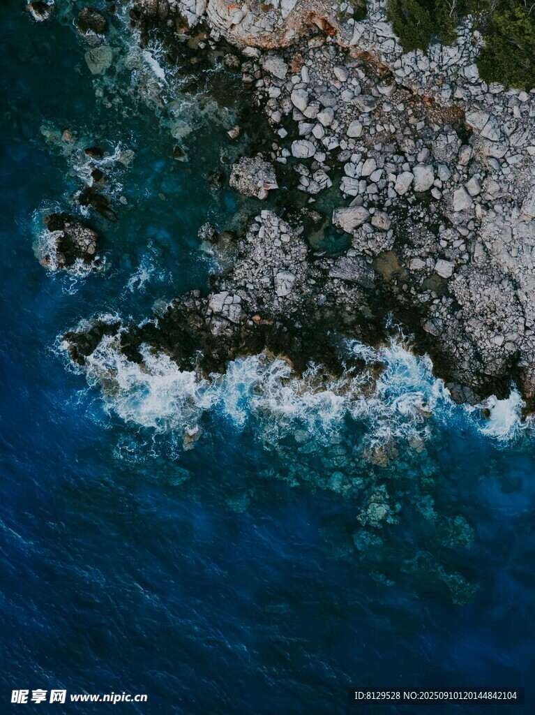 俯瞰蔚藍(lán)海岸巖石景觀