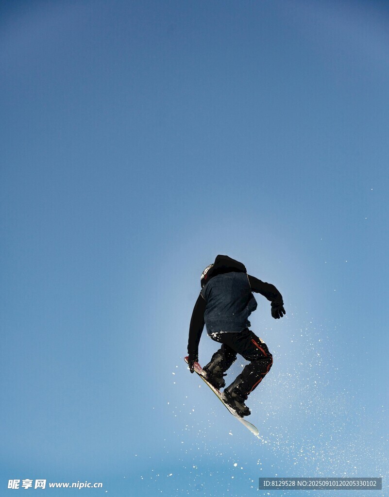 空中飛躍的單板滑雪者