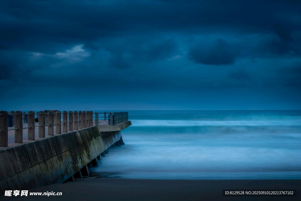 夜幕下的海邊棧橋