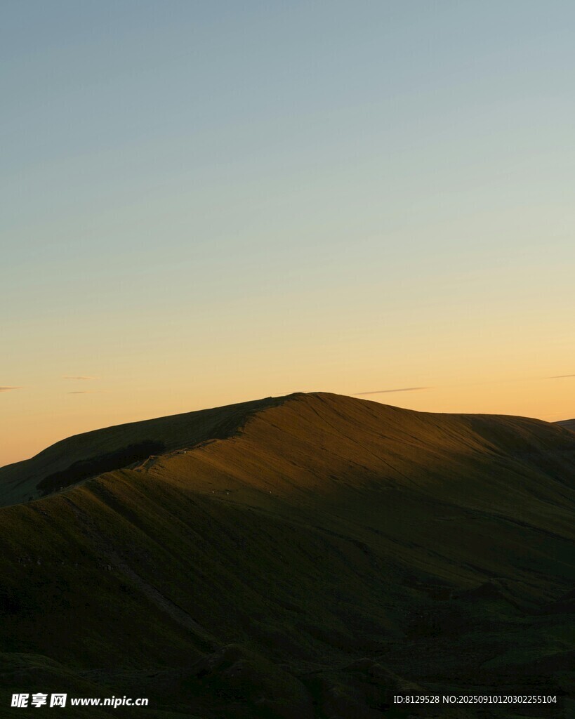 黃昏下的山丘美景