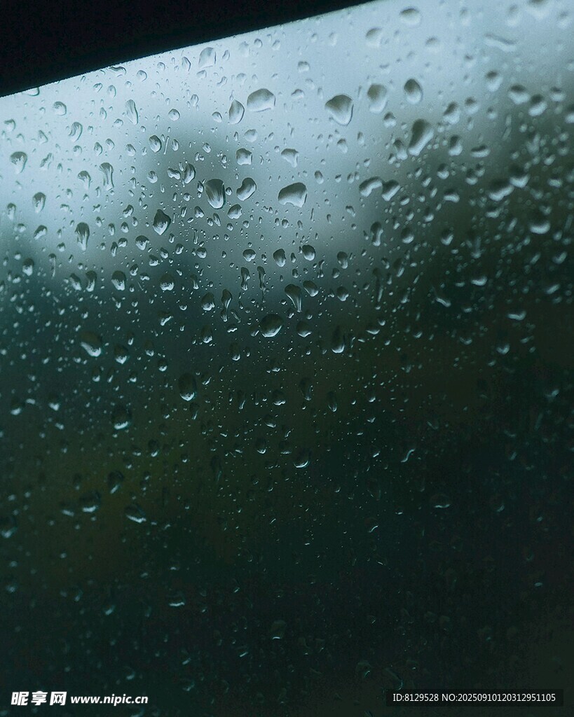 車窗上的晶瑩雨滴