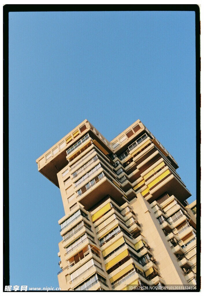 仰視下的高樓建筑