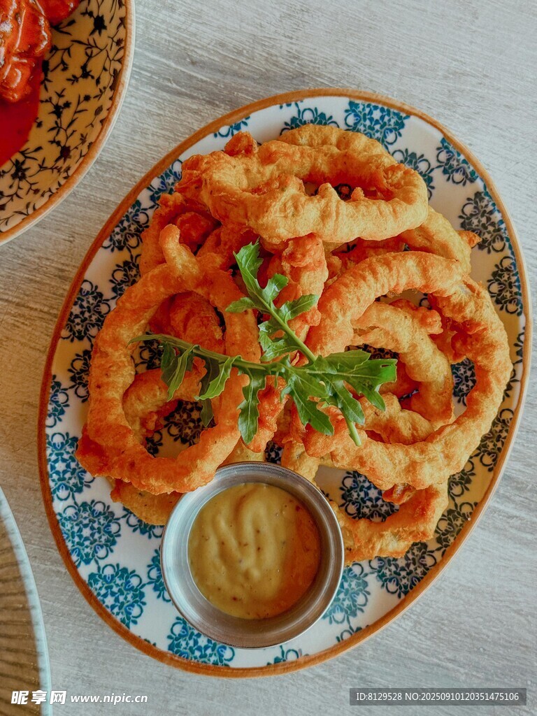 美味炸魷魚配蘸醬