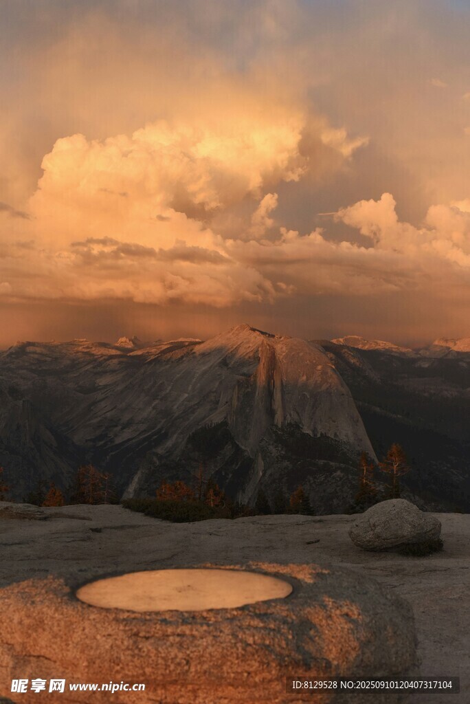 夕陽下的山間石景