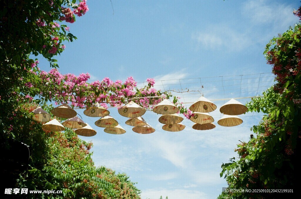 空中懸掛的多彩遮陽傘