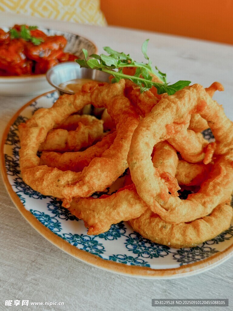 美味炸魷魚圈擺于盤中