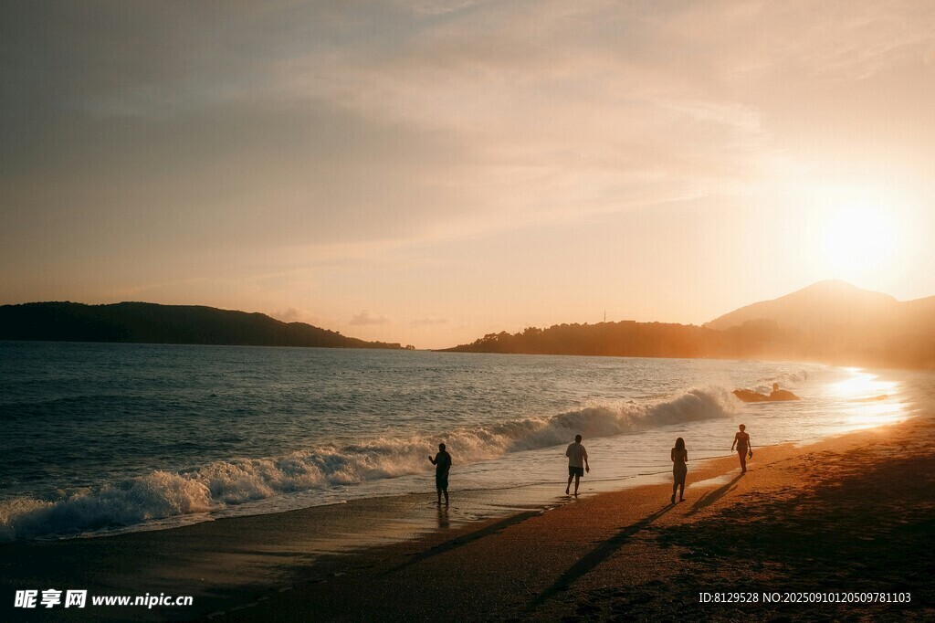 夕陽(yáng)下的海邊漫步場(chǎng)景