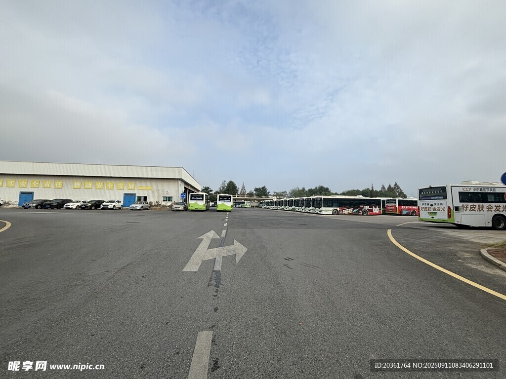 空曠停車場及周邊景象