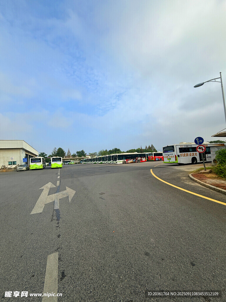 空曠道路上的交通場景