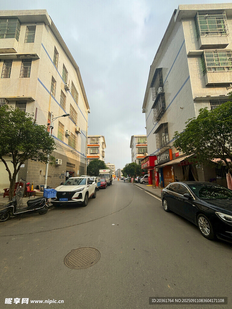 街道兩旁樓房與停放車輛
