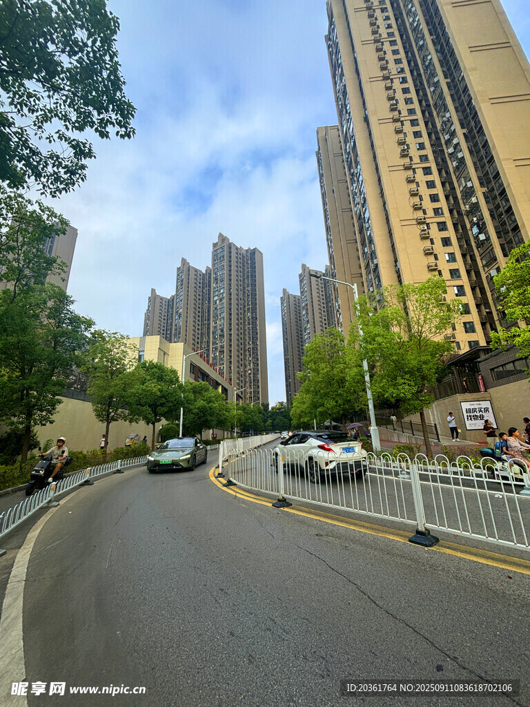 城市道路旁的高樓景觀