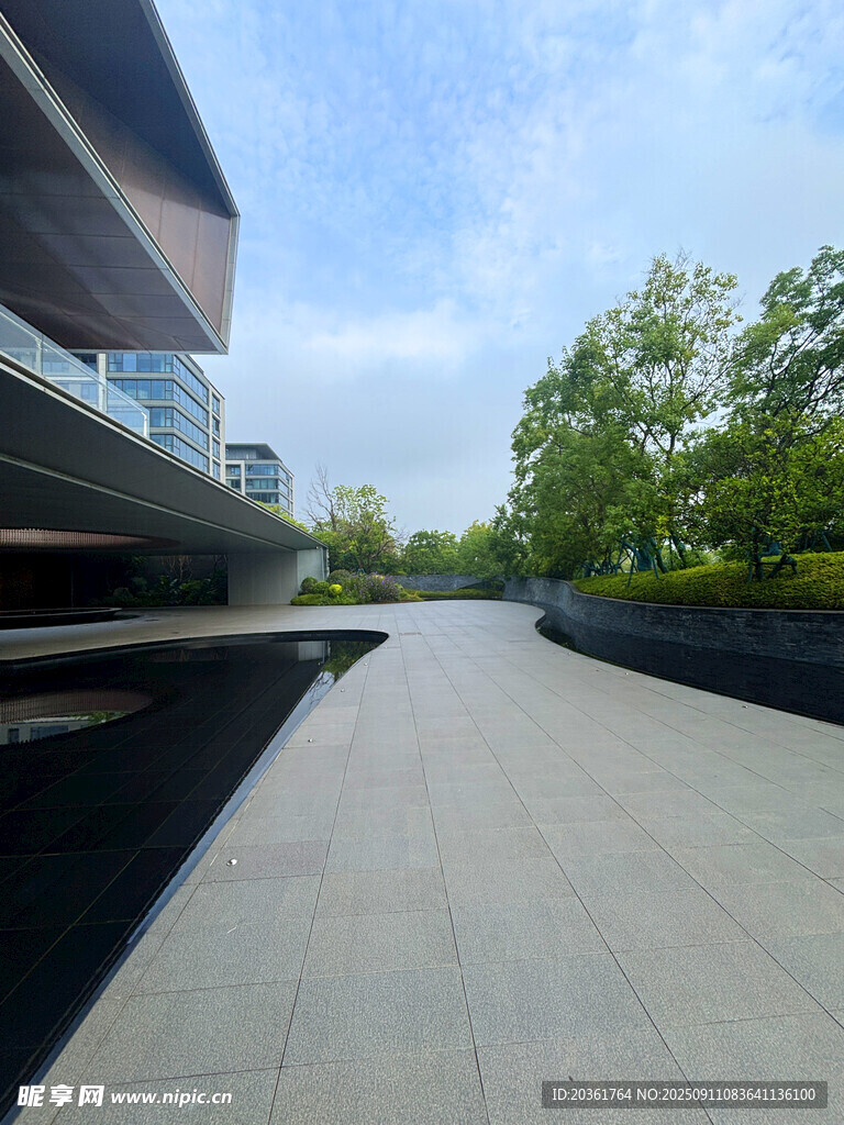 現(xiàn)代建筑旁的開闊景觀道