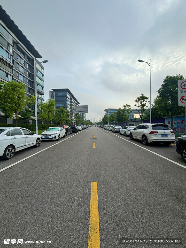 城市寬闊馬路與停放車輛