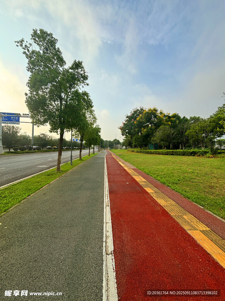 城市中色彩鮮艷的健身步道