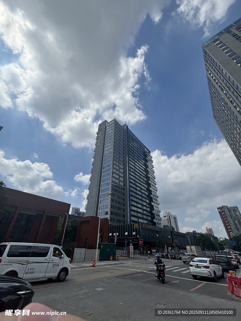 城市街道旁的高樓景象