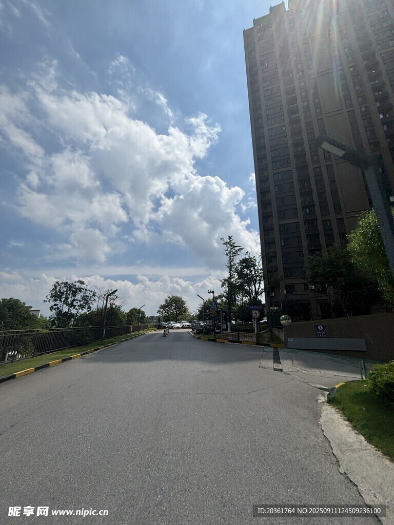 城市道路旁的高樓與藍(lán)天