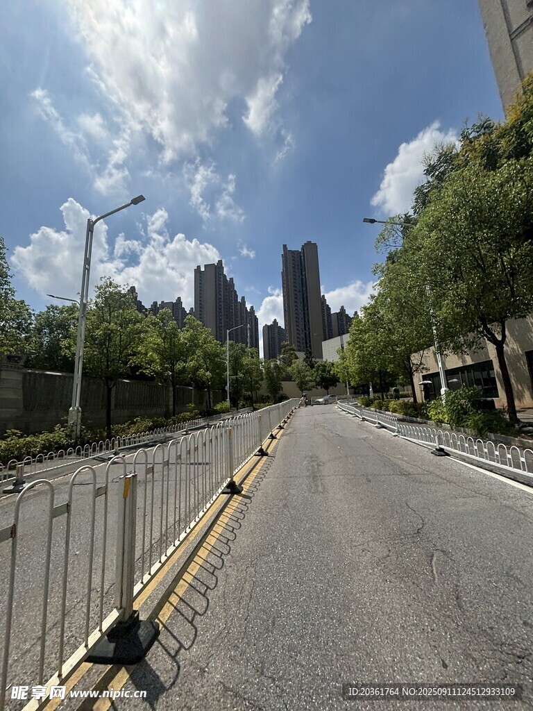 城市空曠道路與周邊建筑