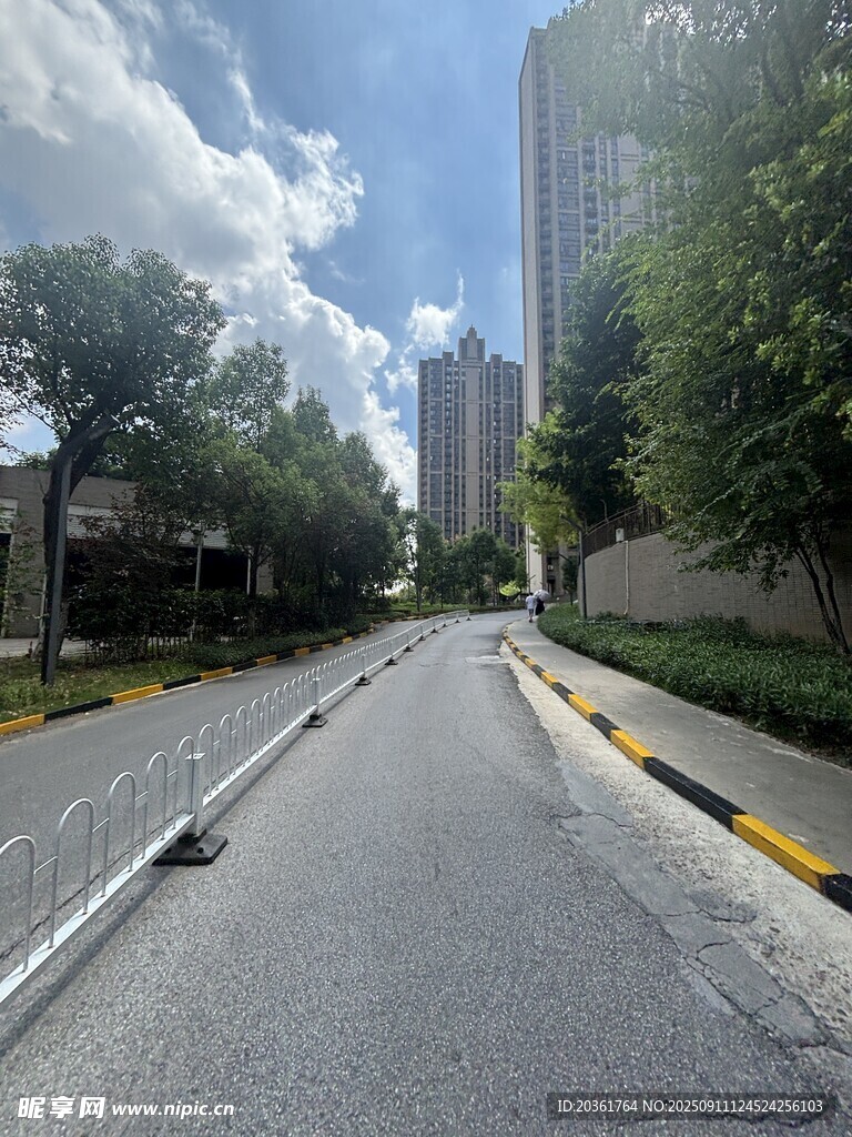 城市空曠道路與周邊建筑