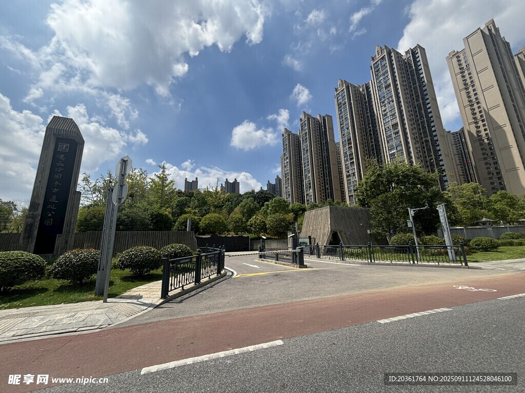 城市道路旁的高樓建筑群