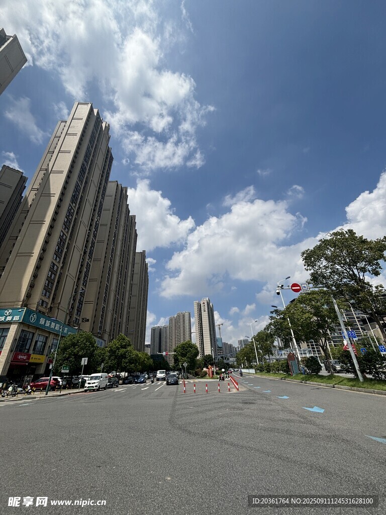 城市街道旁的高樓景觀