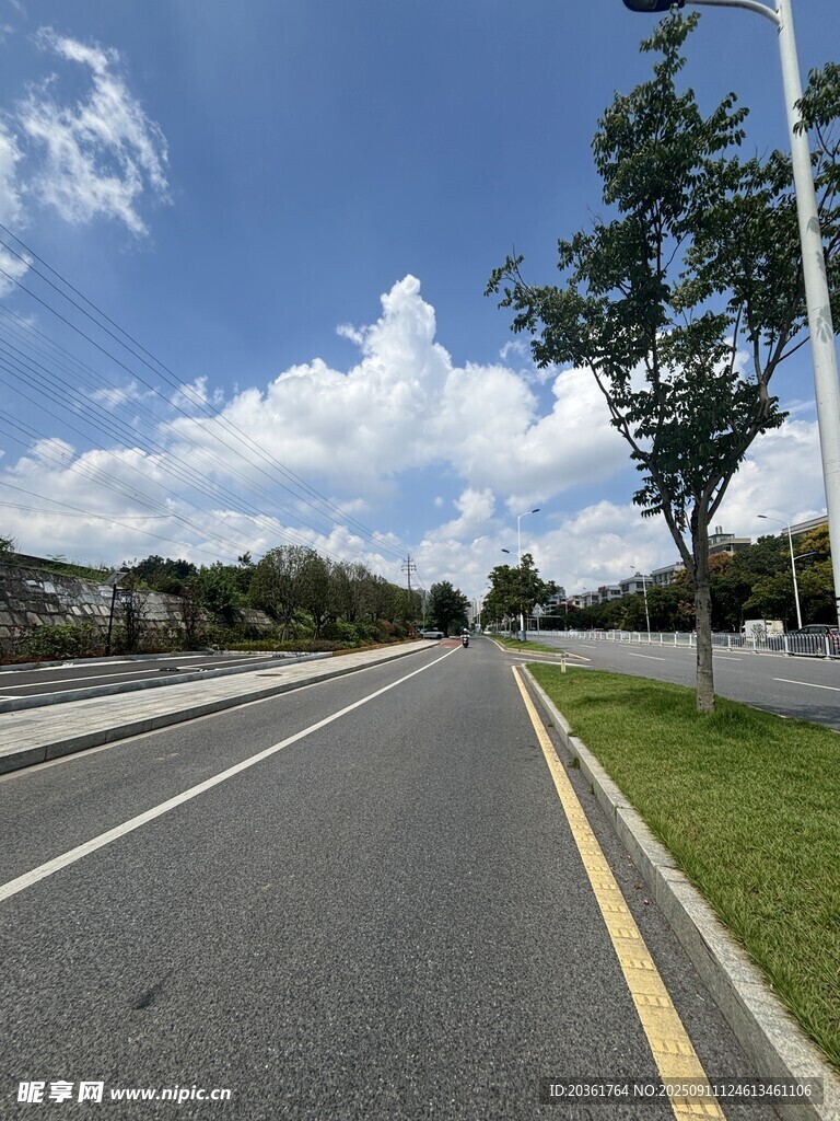 寬闊公路藍(lán)天白云綠樹