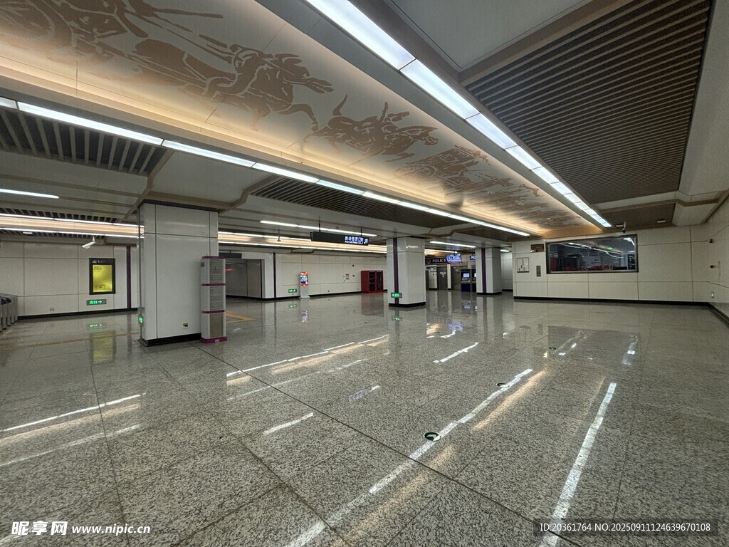 空曠地鐵站內(nèi)景
