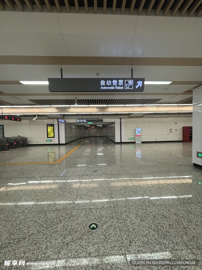 空曠地鐵站內(nèi)指示牌