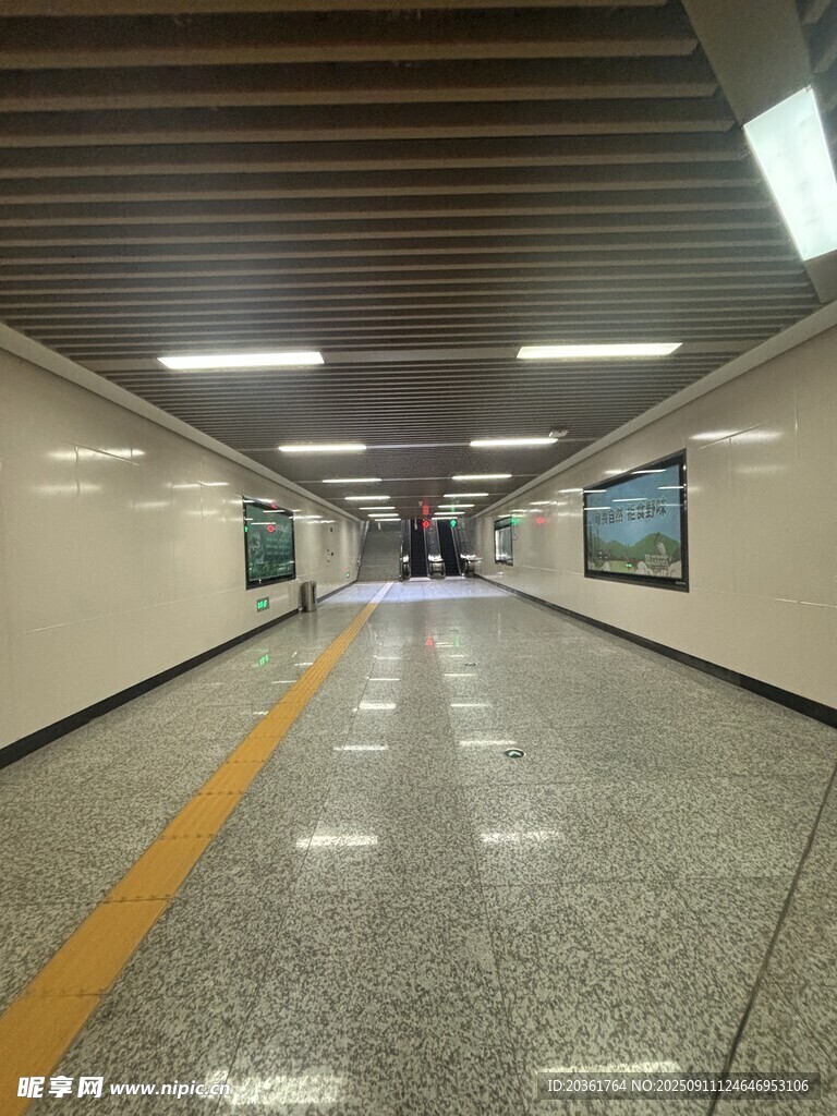 空曠地下通道內(nèi)部景象