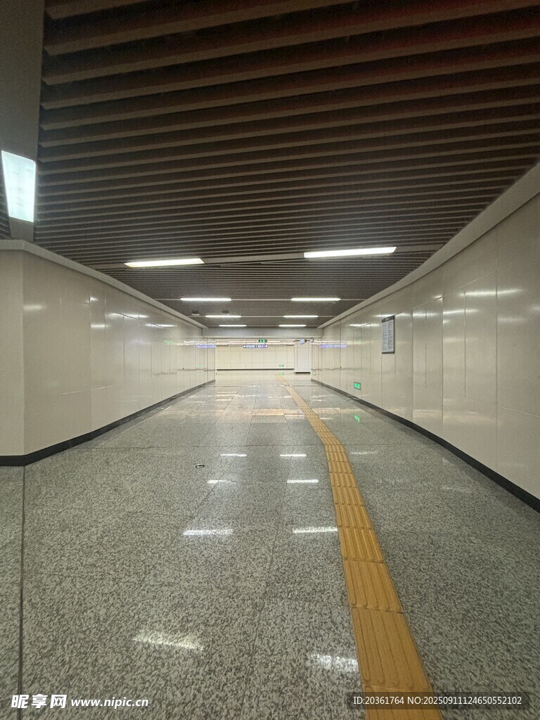 空曠地下通道