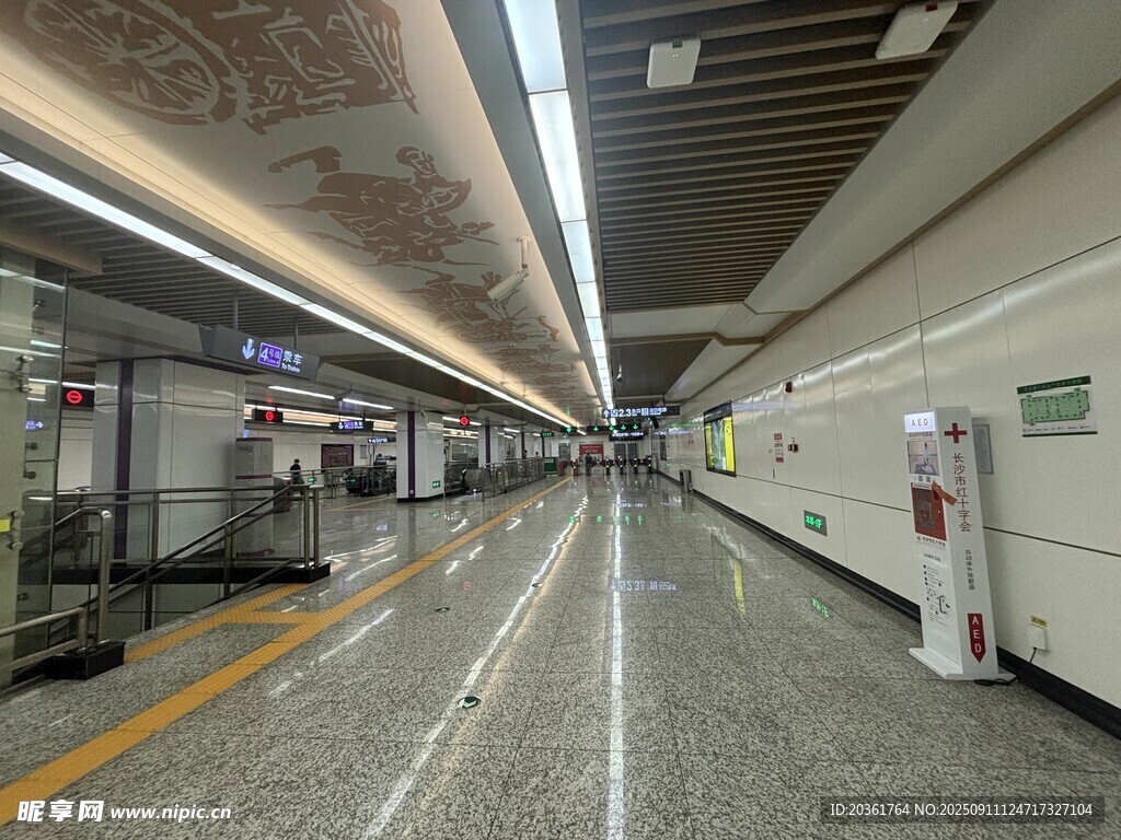 空曠地鐵站臺場景