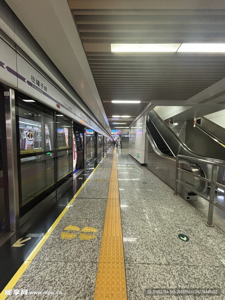 空曠地鐵站臺(tái)場(chǎng)景