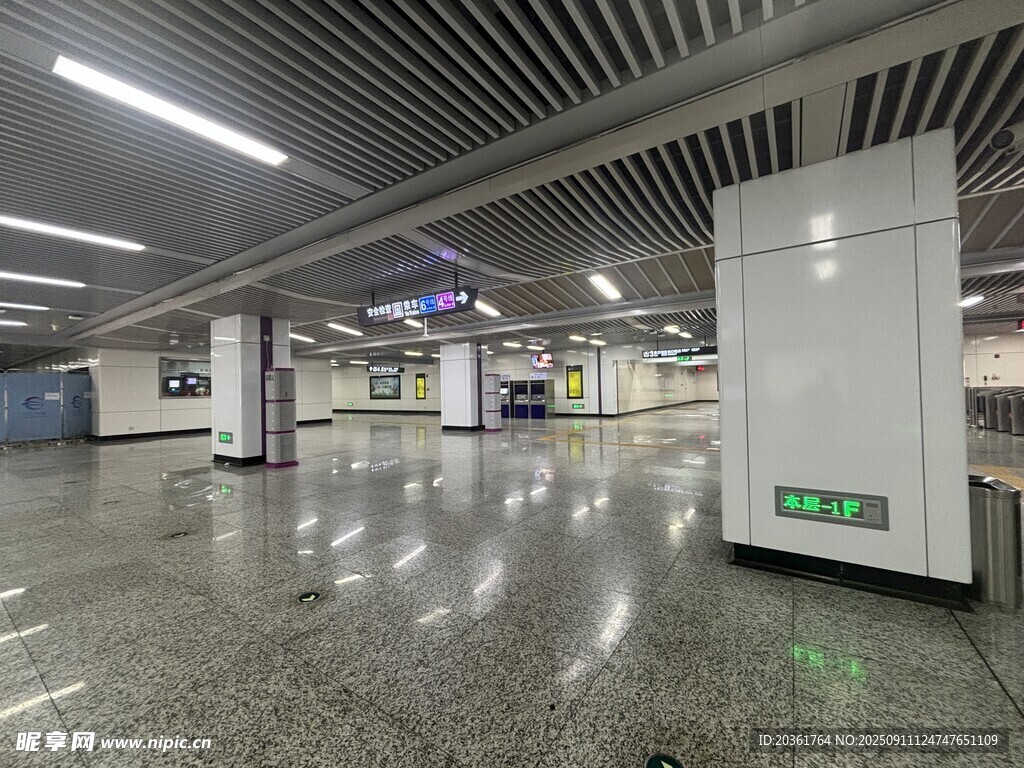 空曠地鐵站內部場景
