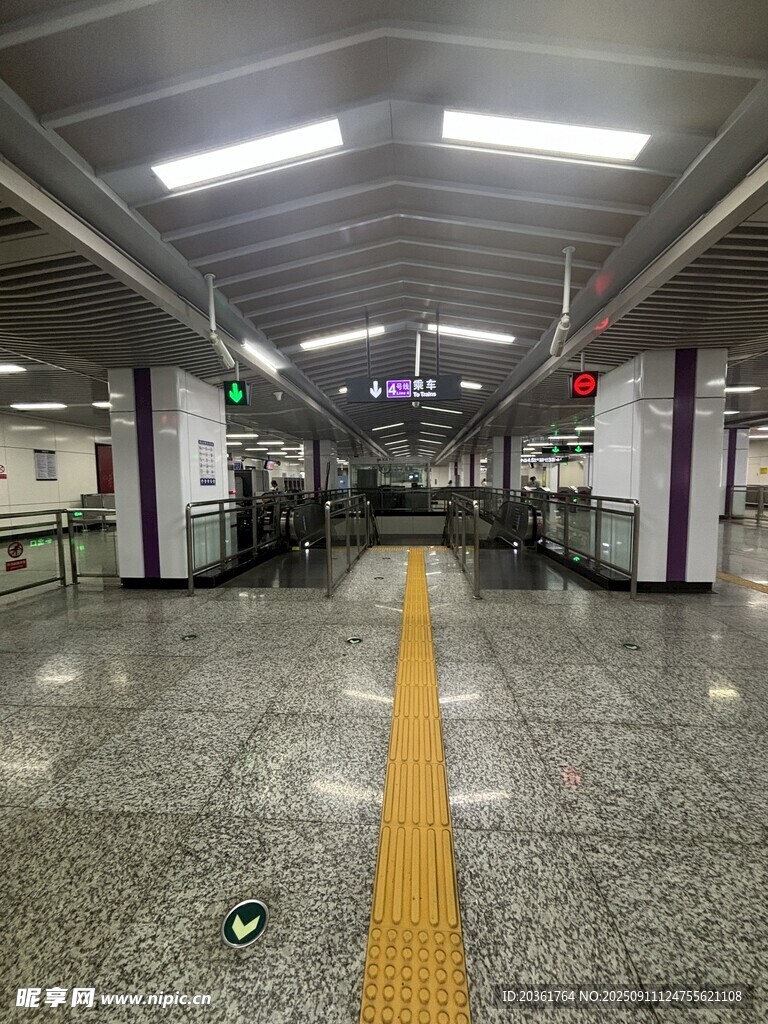 空曠地鐵站內(nèi)的黃色標(biāo)線