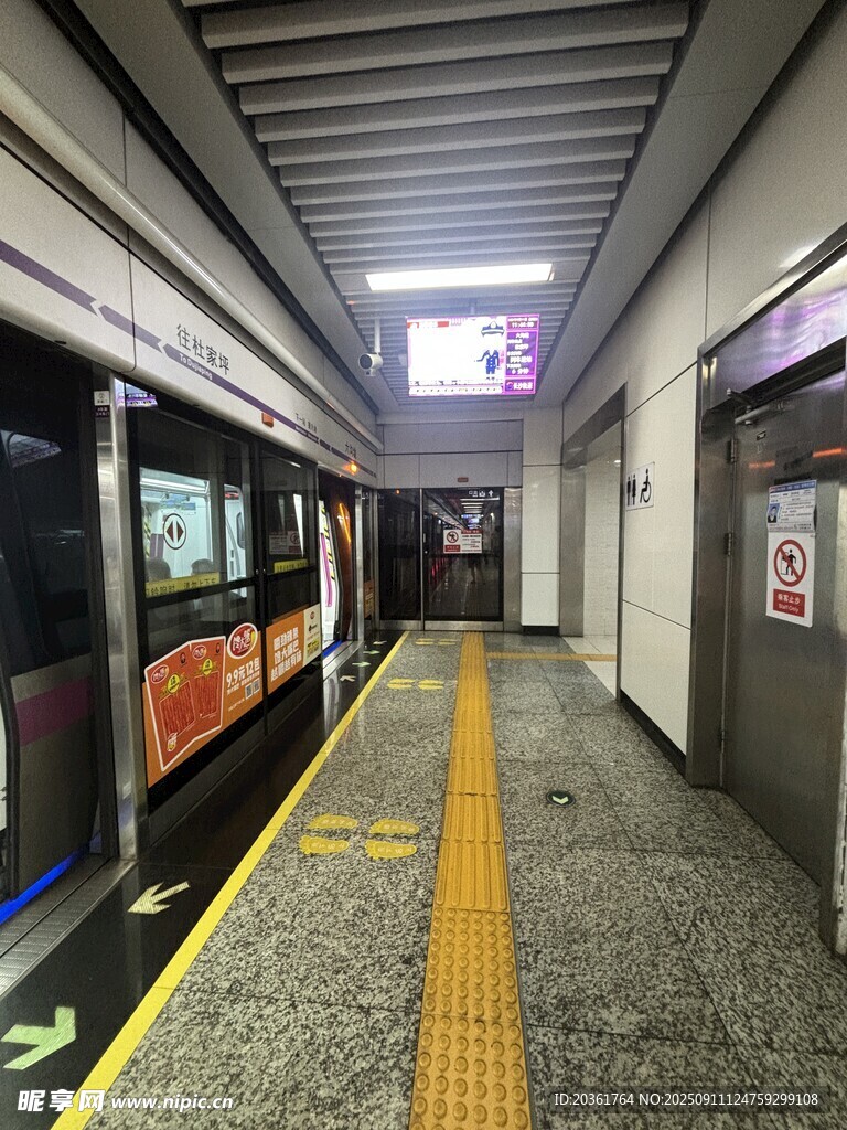 地鐵站臺(tái)的空曠場(chǎng)景