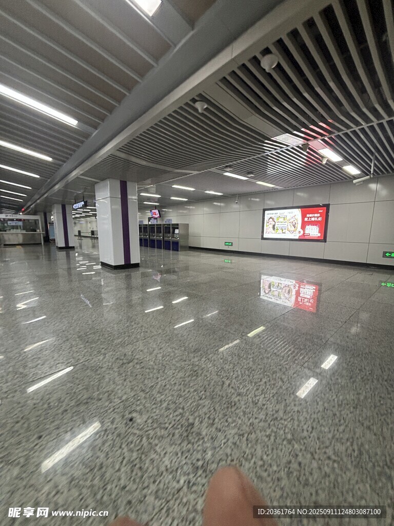 空曠地鐵站內(nèi)的地面景象