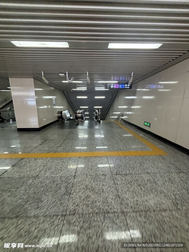 空曠整潔的地下通道空間