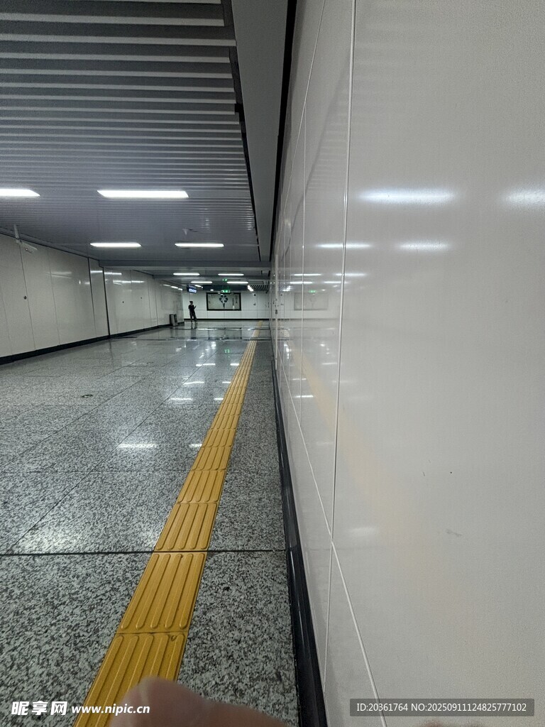 空曠地鐵站臺通道