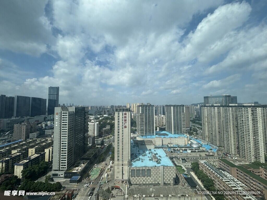 城市高樓與開(kāi)闊天空景觀