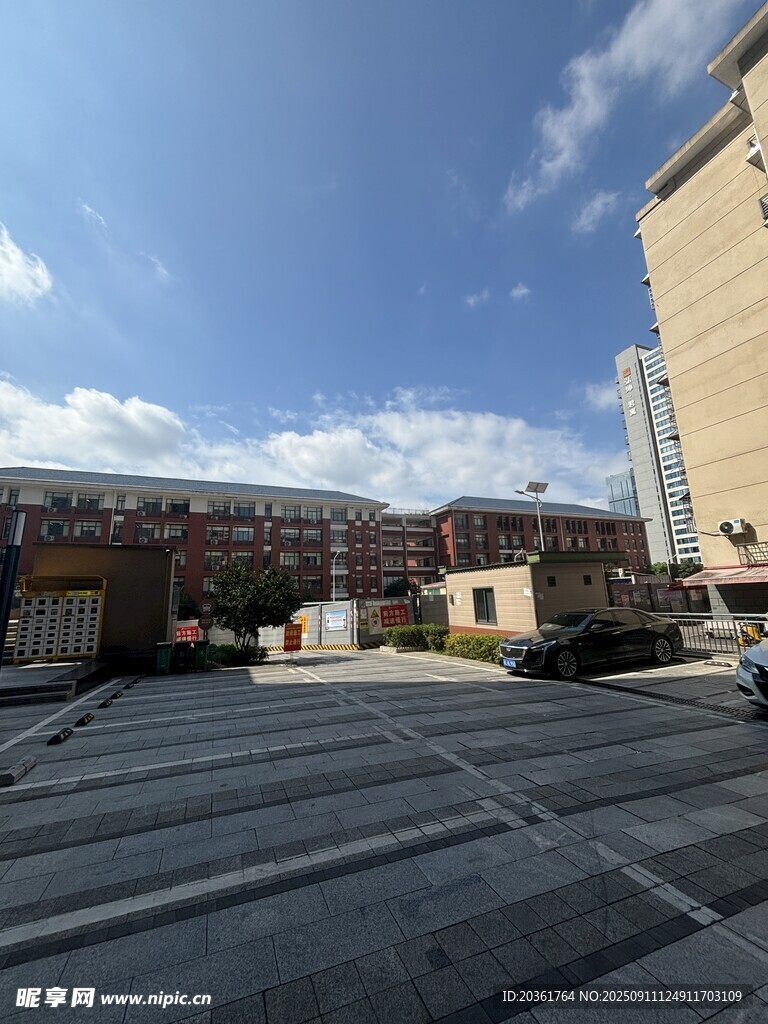 空曠城市廣場與周邊建筑