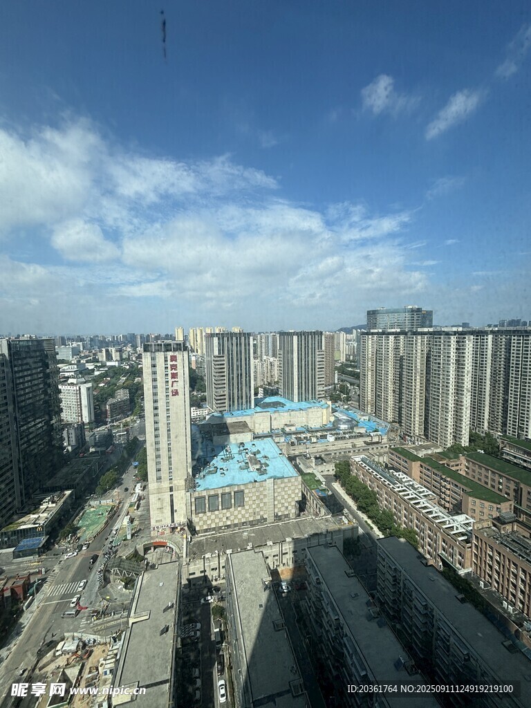 城市建筑群中的藍(lán)色景觀池