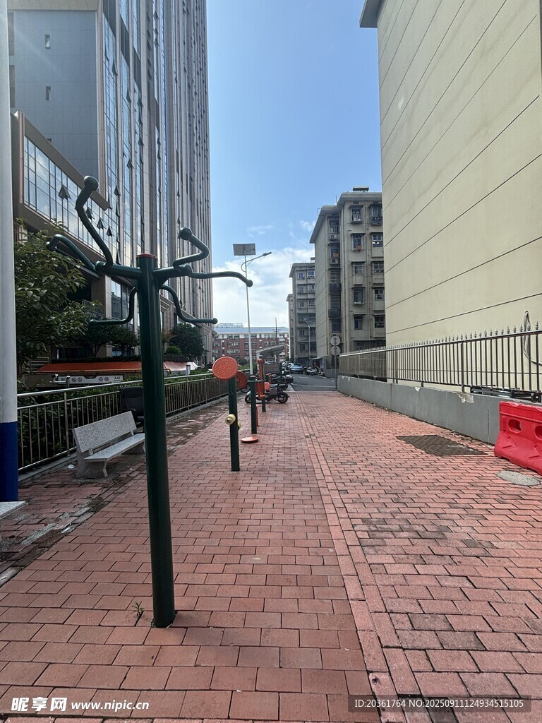 城市中鋪設(shè)紅磚的行人步道