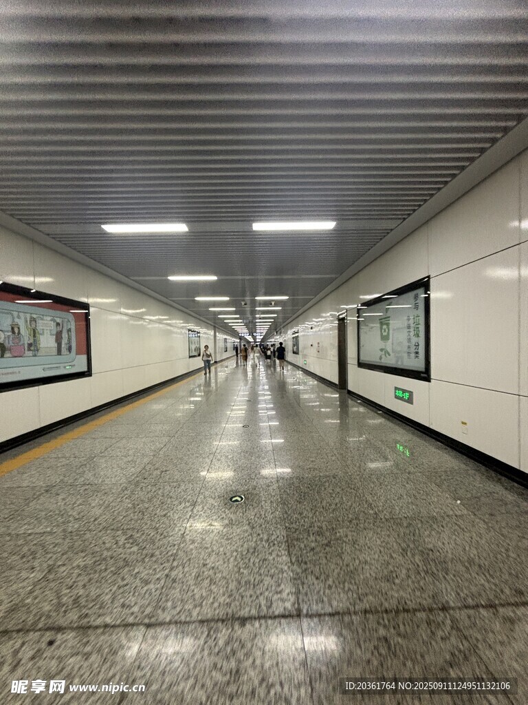 空曠的地下通道走廊