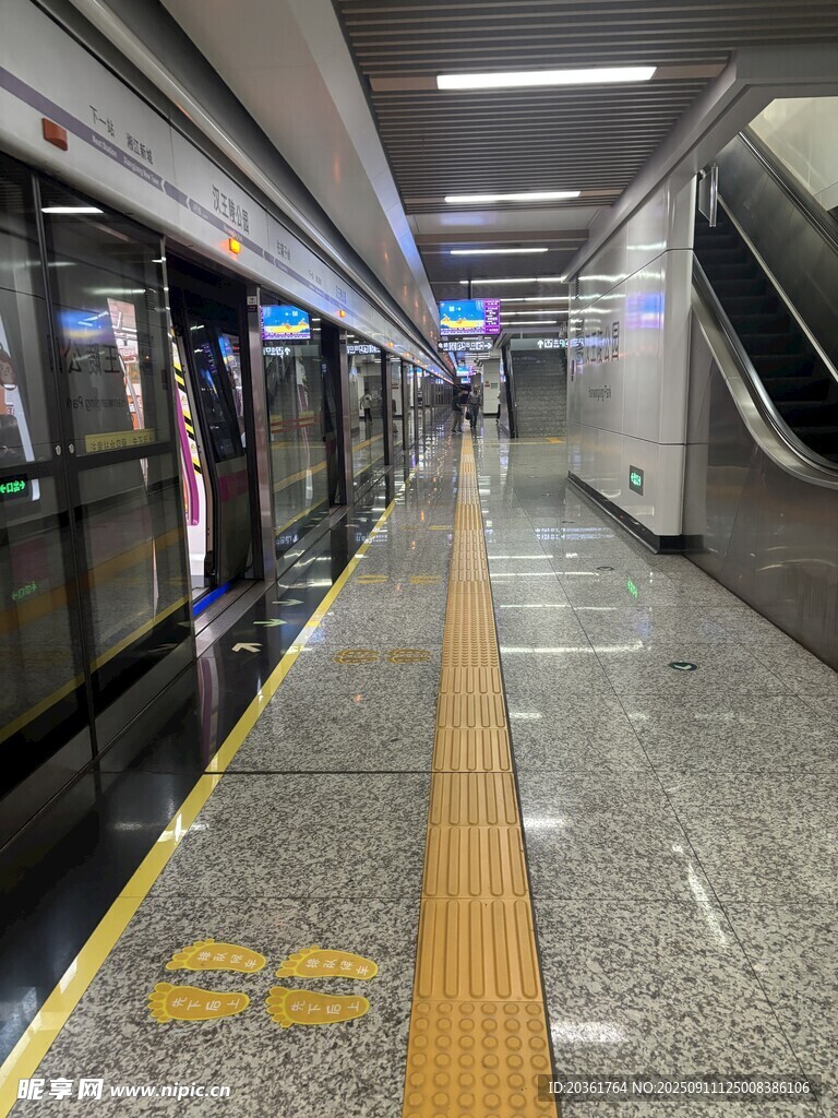 空曠地鐵站臺的寧靜時刻