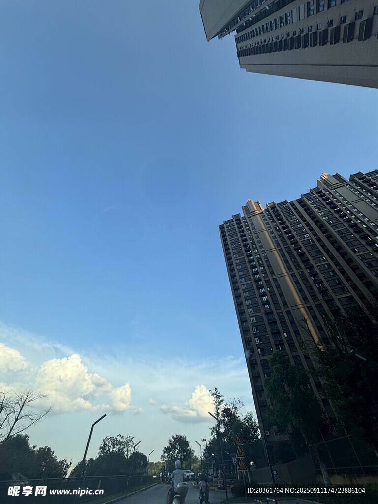 城市高樓與藍(lán)天景觀