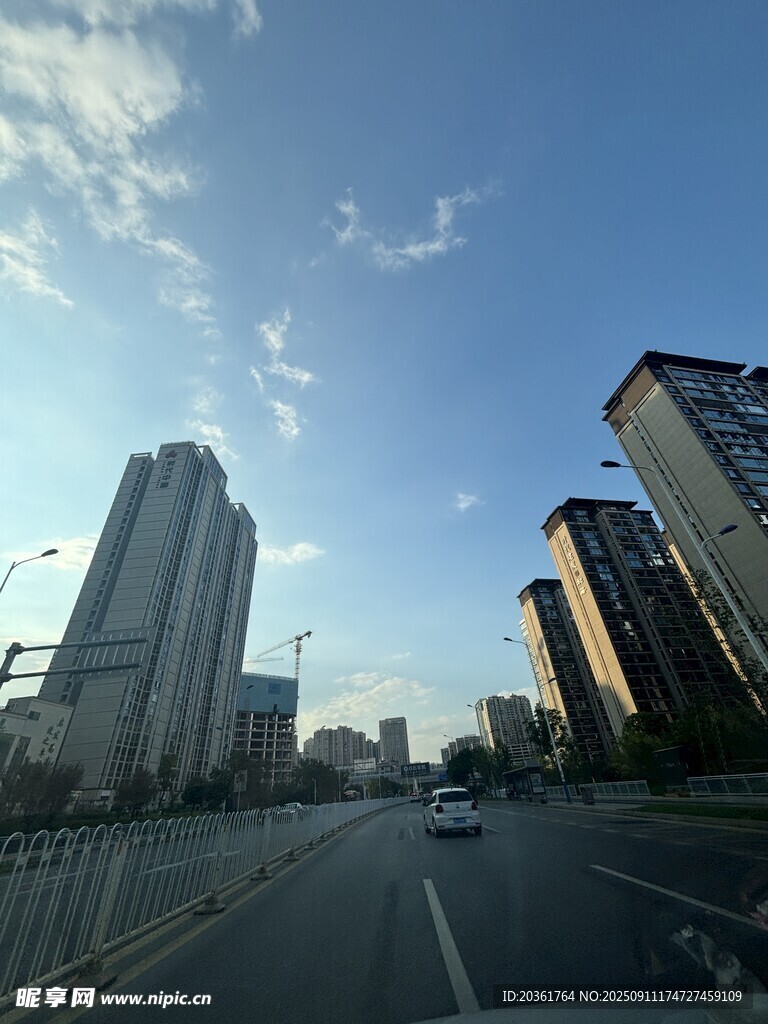 城市道路與高樓景象