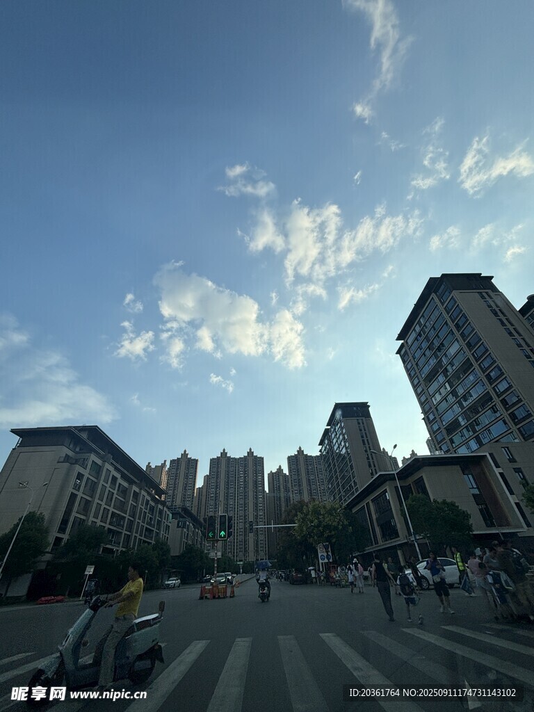 城市街道上空的藍(lán)天白云