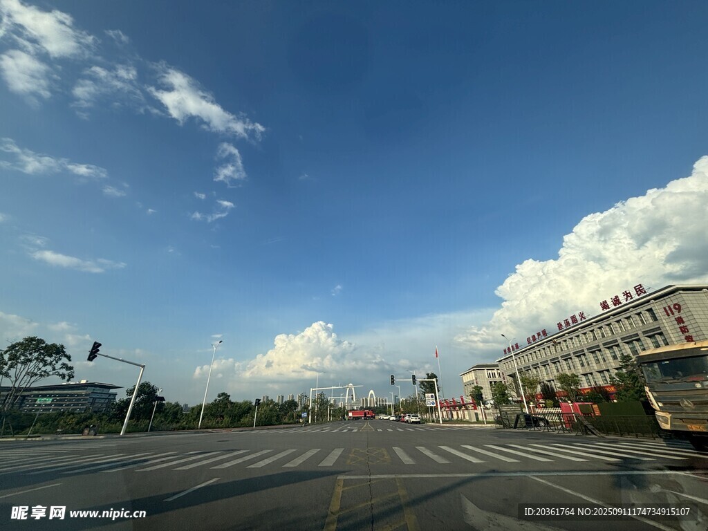 城市開闊道路藍天白云景