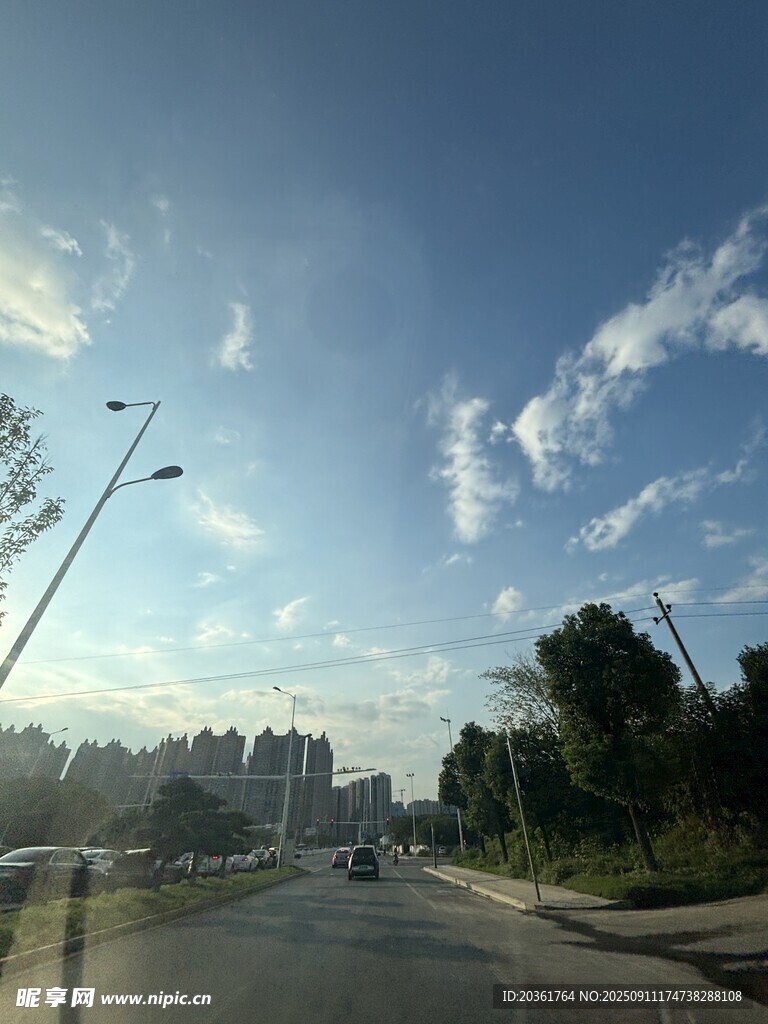 公路上的藍(lán)天與白云景觀