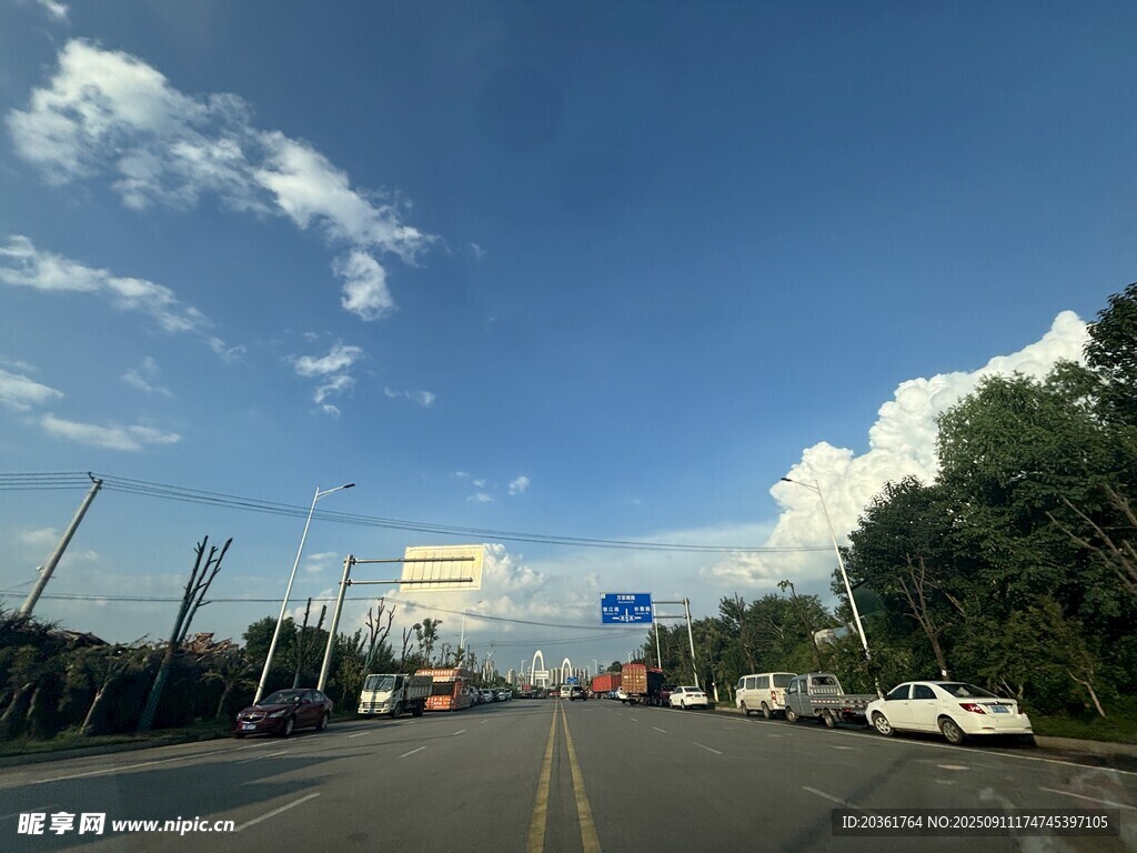 寬闊公路藍(lán)天白云景象