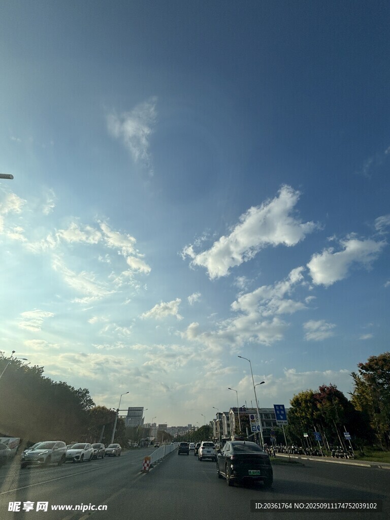 城市道路藍(lán)天白云車流景